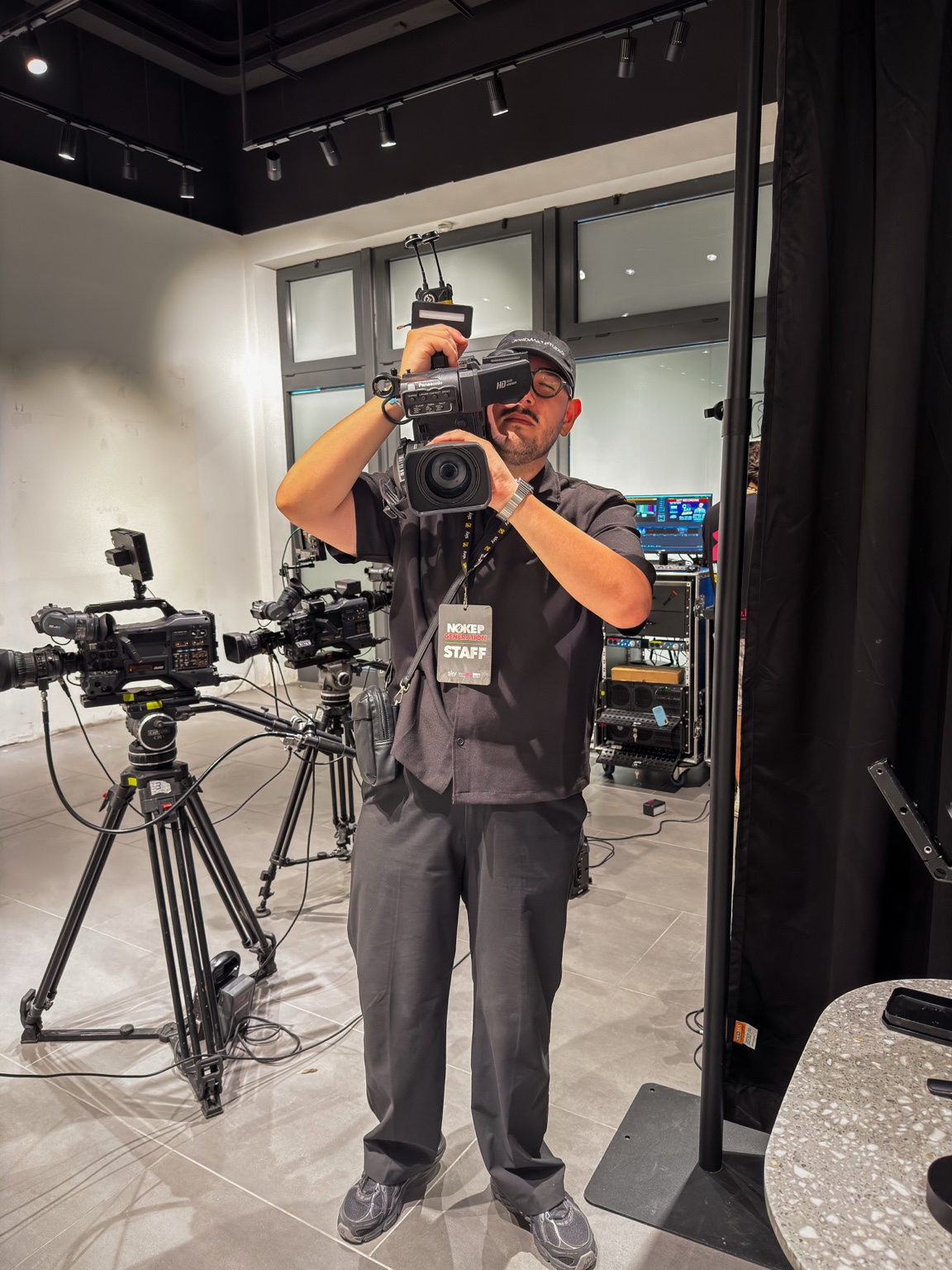 Giordano al lavoro con una videocamera professionale, dietro le quinte
